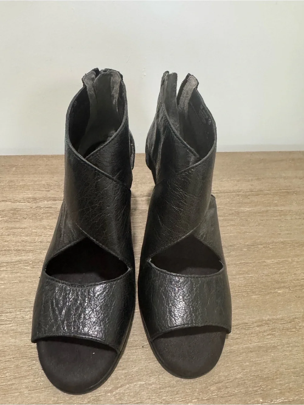 AEROSOLES Black Leather Crisscross Peep-Toe Heels | Very Good Condition